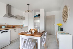 Refrigerador, microondas, lavavajillas y cafetera y tetera 