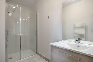 Shower, hair dryer - Nice flat for 6, sea view, 50m from the beach (Pléneuf-Val-André)