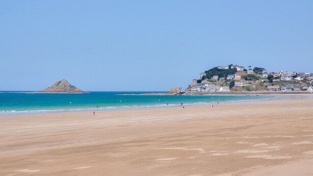 A beach with a large dune, a small hill with buildings, and the ocean. - Nice flat for 6, sea view, 50m from the beach (Pléneuf-Val-André)