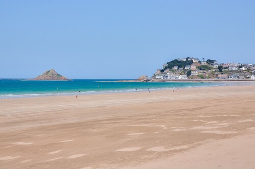 Nice flat for 6, sea view, 50m from the beach