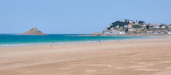 Nice flat for 6, sea view, 50m from the beach