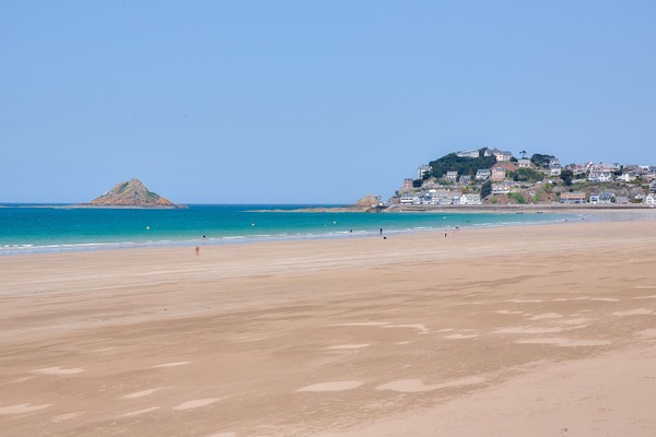 Una spiaggia nelle vicinanze