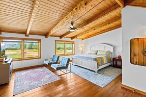 4 bedrooms, travel cot, free WiFi, bed sheets - Serene Douglas Lake Cabin w Private Dock + VIEWS! (Sevierville)