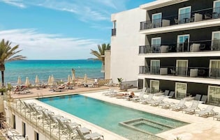 Una piscina al aire libre de temporada, tumbonas