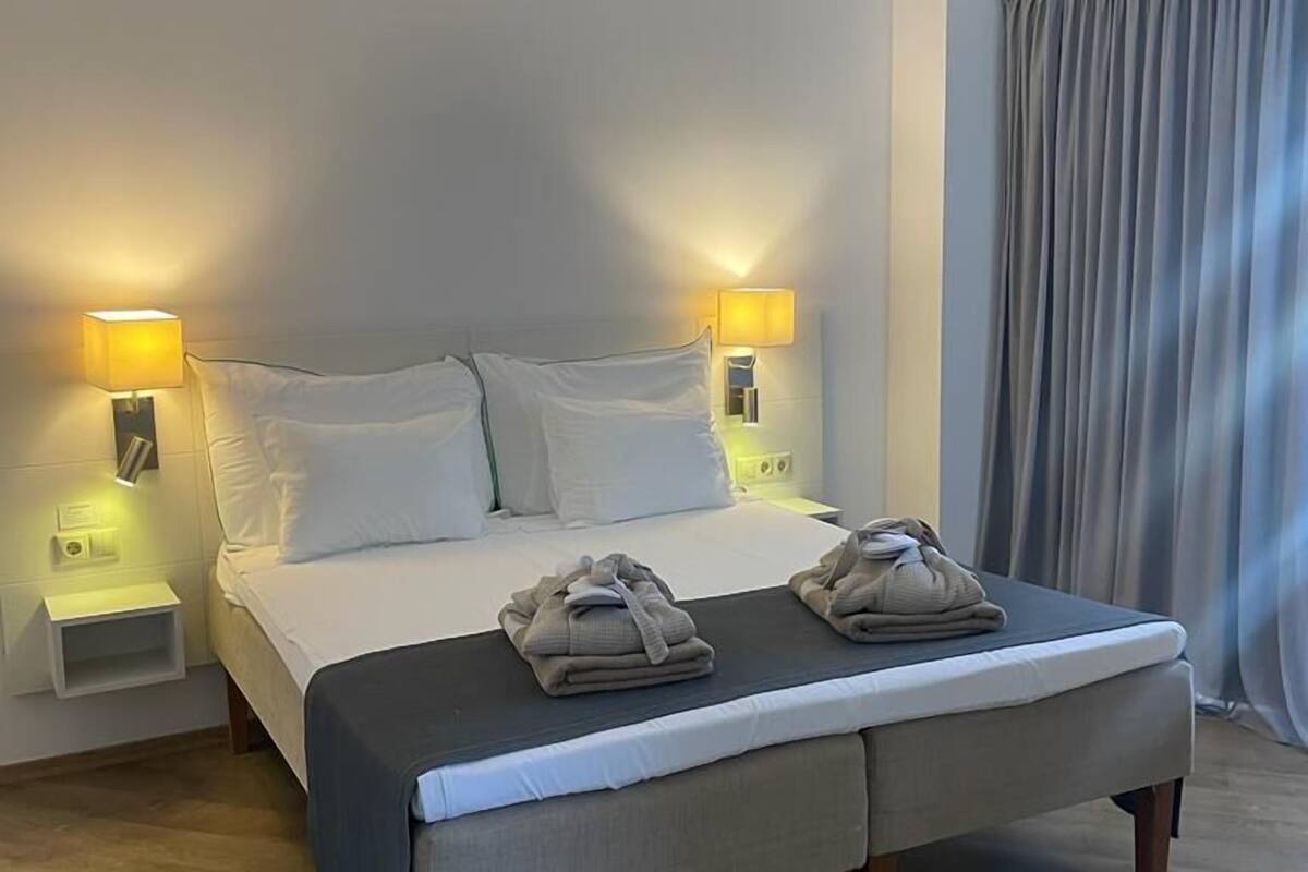 classic double room, balcony, city view | 1 bedroom, hypo-allergenic bedding, in-room safe, free wifi