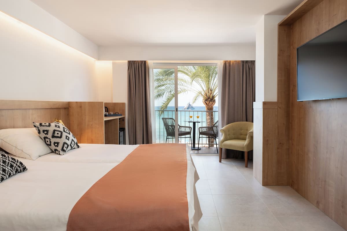 Habitació doble, balcó, vistes al mar | 1 dormitori, roba de llit hipoal·lergògena i caixa forta a l'habitació
