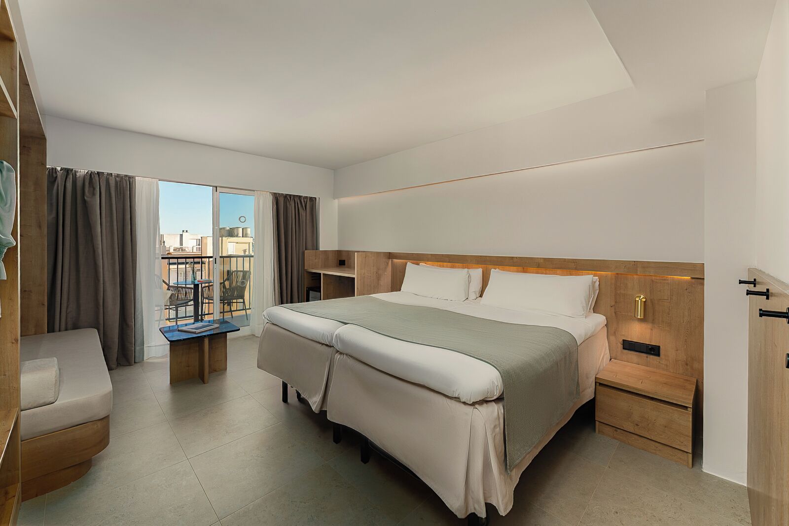 Hypo-allergenic bedding, in-room safe, free WiFi, bed sheets