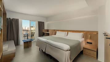 Hypo-allergenic bedding, in-room safe, free WiFi, bed sheets