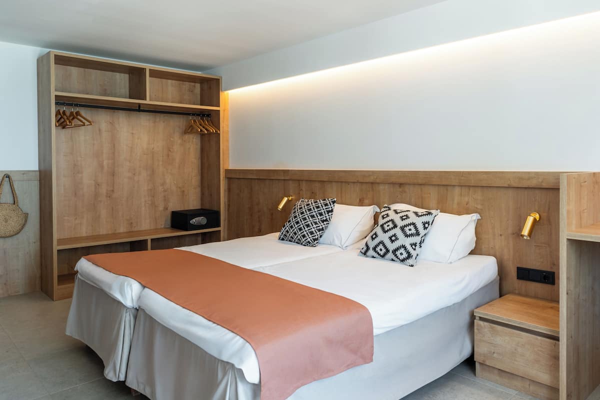 1 dormitori, roba de llit hipoal·lergògena i caixa forta a l'habitació