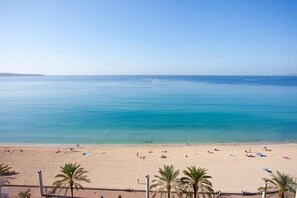 Una playa con aguas azules cristalinas y una orilla arenosa.
