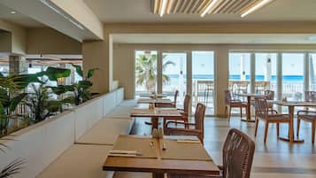 Frühstück, Mittagessen, mediterrane Küche, Blick auf den Strand