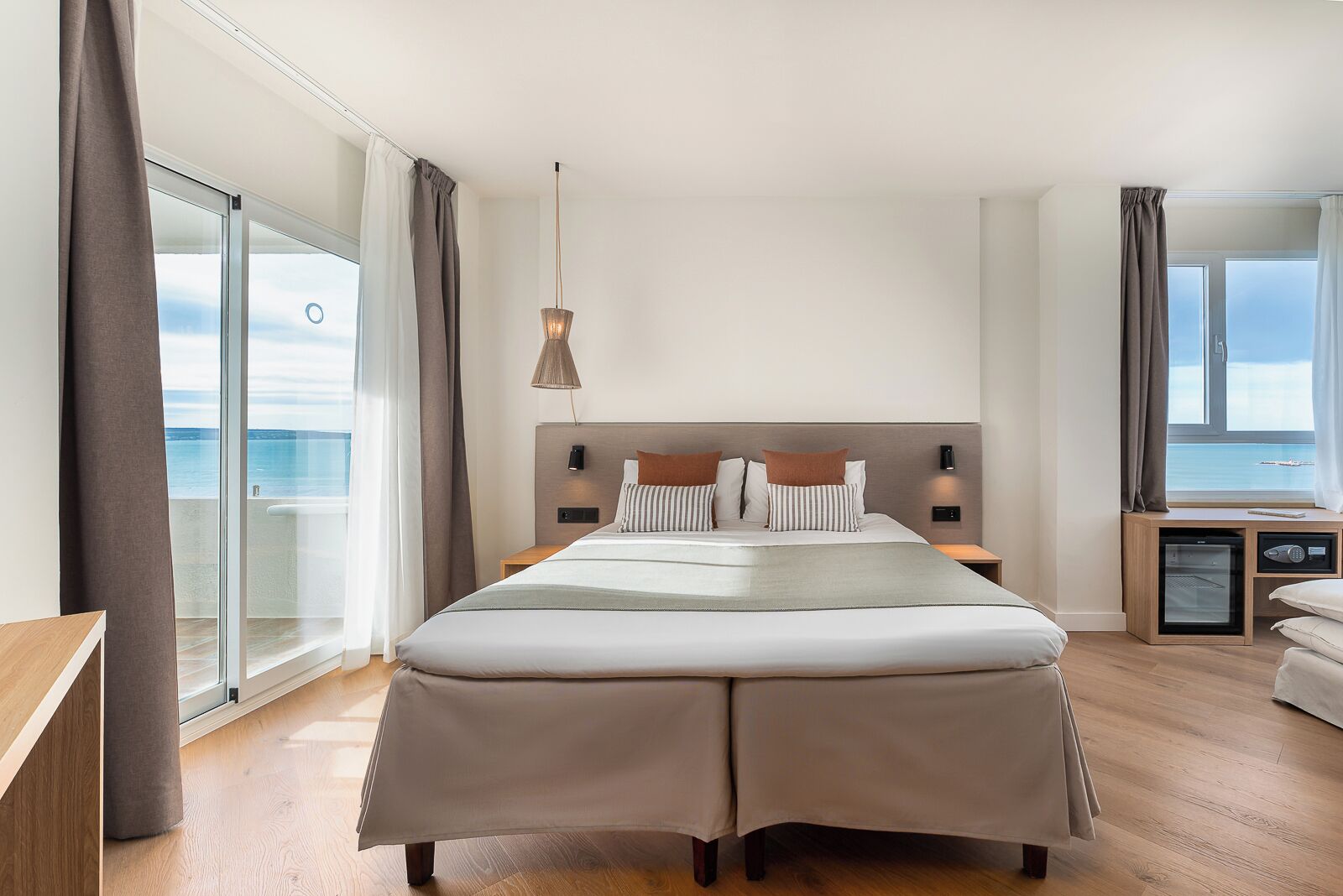 Habitación doble, balcón, vistas al mar | Ropa de cama hipoalergénica, caja fuerte, wifi gratis y ropa de cama