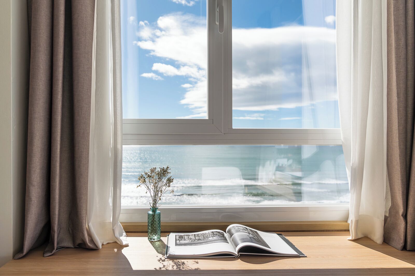 Chambre « Premier », balcon, vue mer | Literie hypoallergénique, coffres-forts dans les chambres, Wi-Fi gratuit