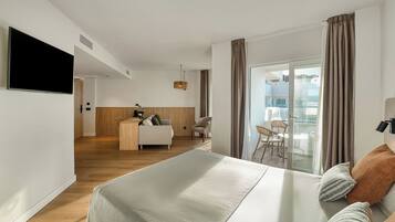 Una habitación de hotel moderna con cama, escritorio y balcón.
