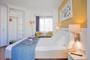 Quarto casal superior, sacada, vista para a piscina | 1 quarto, roupas de cama antialérgicas, cofres nos quartos