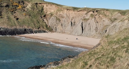 Wellstone Cottages - Honey Coach House