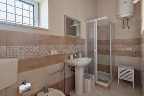 Ducha, secador de pelo y toallas