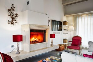 Een televisie en een open haard