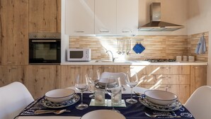 Una cocina moderna con armarios de madera, un microondas y una estufa a gas.