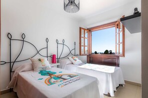 4 bedrooms, iron/ironing board, travel crib, free WiFi - Villa Marco (Playa Blanca)