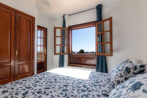 4 makuuhuonetta, silitysrauta/-lauta, vauvan matkasänky, ilmainen Wi-Fi