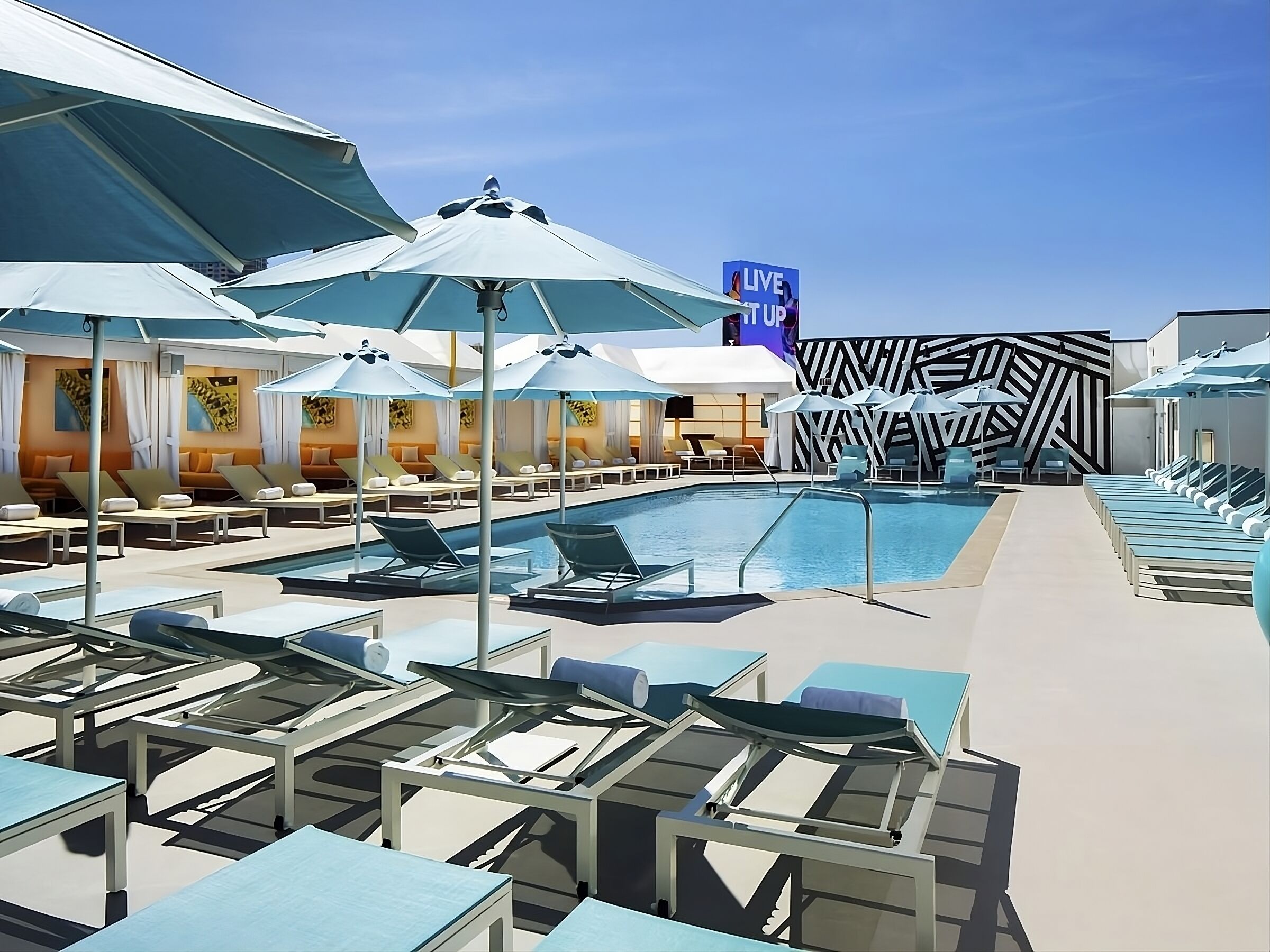 Heart of Las Vegas! 2 Spacious Units On Strip, Restaurant, Live Entertainment