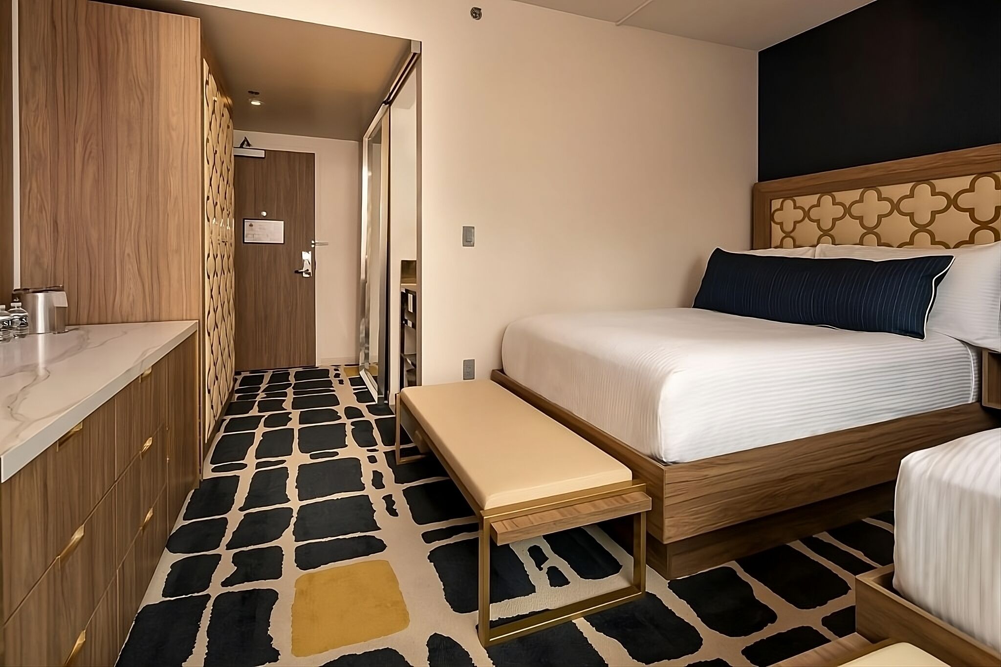 Right on the Las Vegas Strip! 3 Modern Units, Casino, Onsite Restaurant/Bar!