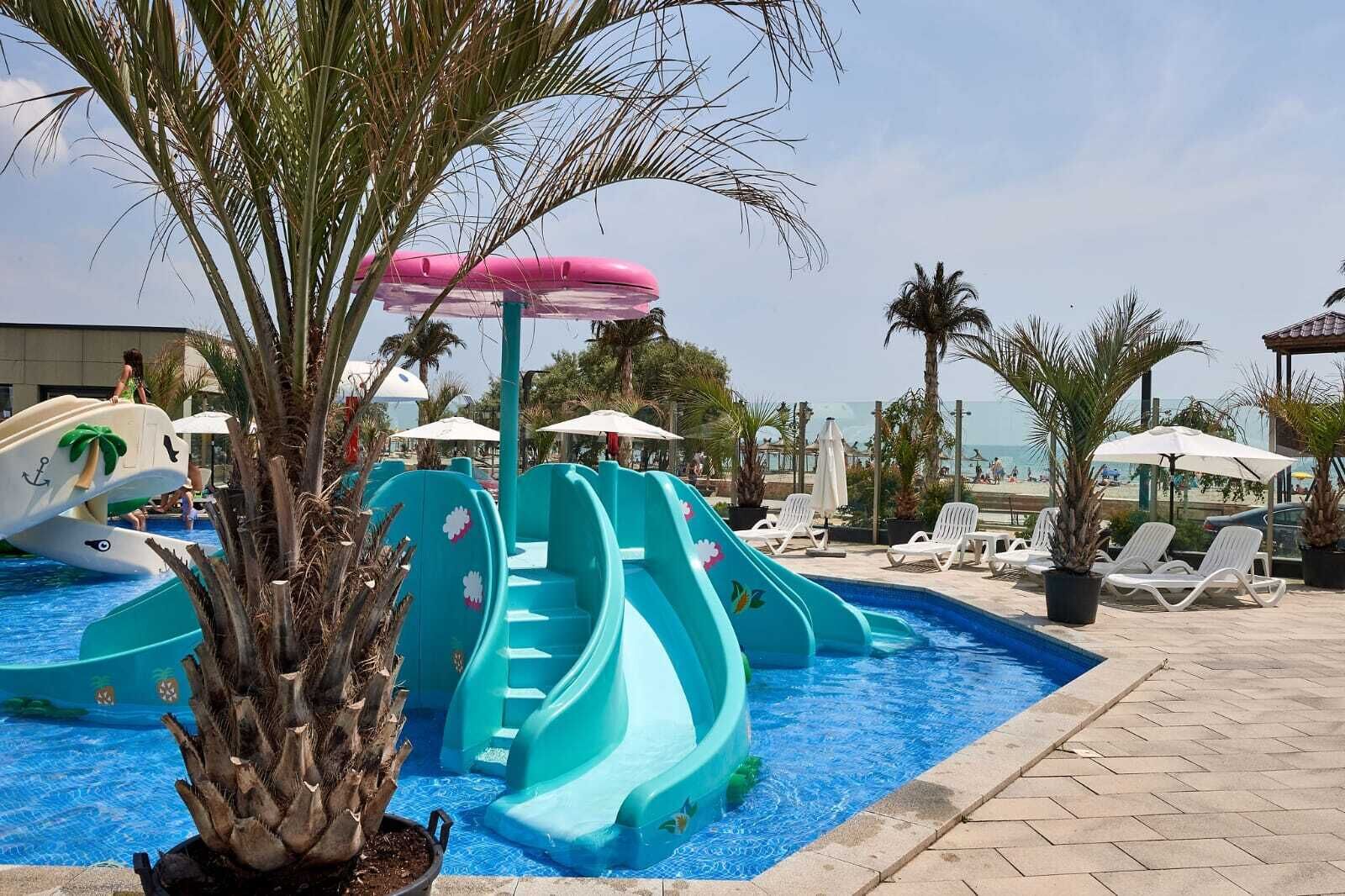 Indoor pool, seasonal outdoor pool, sun loungers