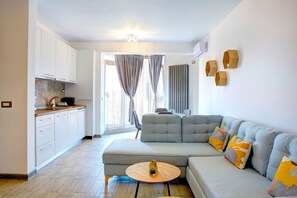 Apartamento exclusivo | Sala de estar | TV de tela plana 100 polegadas com canais a cabo, TV