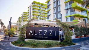 Un hotel moderno con un letrero llamativo que dice "ALEZZI BEACH RESORT".