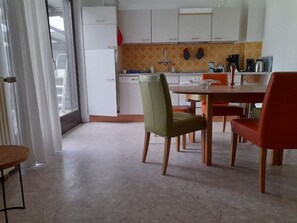 Rumah | Dapur pribadi | Lemari es, microwave, oven, dan kompor