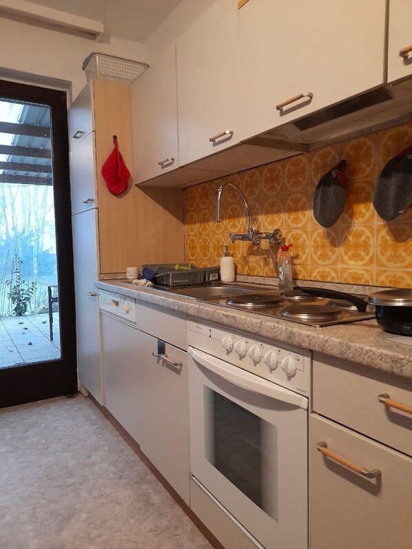 Rumah | Dapur pribadi | Lemari es, microwave, oven, dan kompor