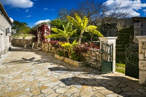 Exterior - 1841 Petrino (Kefalonia)