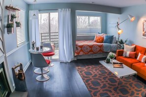 TV, fireplace - Mountain Monarchy * Studio for 2 Condo, Pools, Wifi & Cable (Gatlinburg)