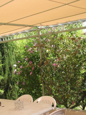 Outdoor dining - Charming house between Provence and Languedoc (Comps)