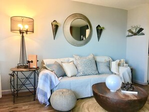 TV, fireplace - Smoky, Rustic and Relaxing Studio Condo - Views, Pools, Wifi (Gatlinburg)