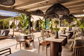 Outdoor dining - Avithos Resort (Kefalonia)