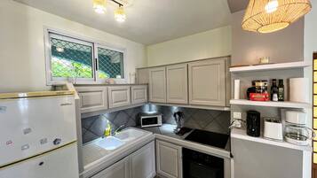 Fridge, microwave, oven, coffee/tea maker