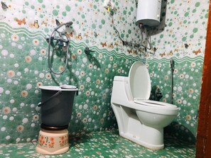 Shower, rainfall showerhead, free toiletries, bathrobes - Goroomgo Colonel Cottage Lake View Nainital (Nainital)