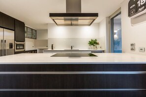 Microwave, oven, dishwasher, coffee/tea maker