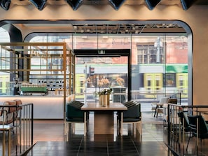 S'hi serveixen esmorzars, dinars, sopars i plats de cuina asiàtica