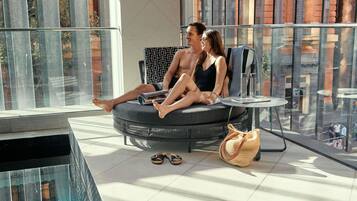 Piscina interna, espreguiçadeiras