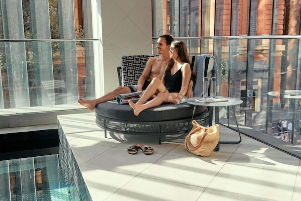Kolam renang indoor, dengan kursi berjemur