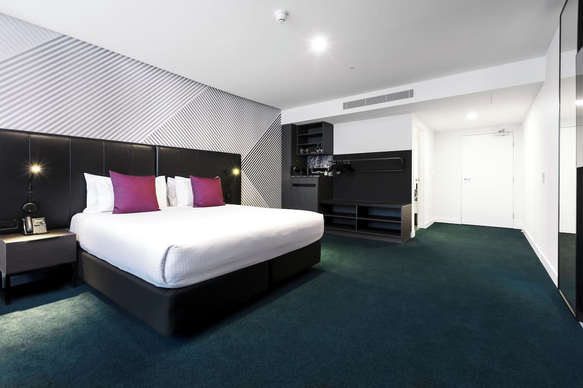 Habitación superior, 1 cama King size, con acceso para personas discapacitadas | 1 habitación, ropa de cama de alta calidad y minibar