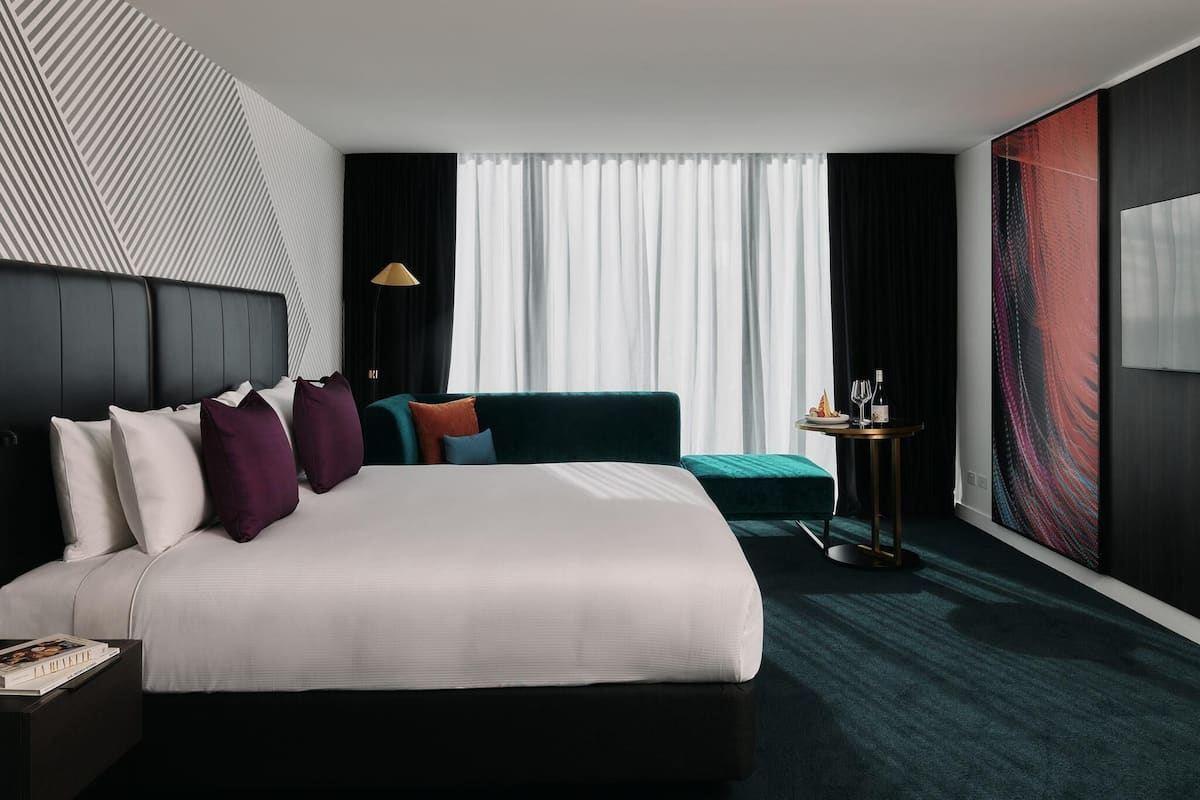 Quarto luxo, 1 cama King | Roupas de cama premium, frigobar, cofres nos quartos