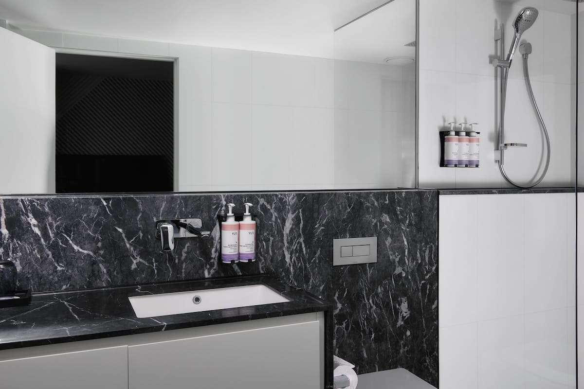 1 quarto, roupas de cama premium, frigobar, cofres nos quartos
