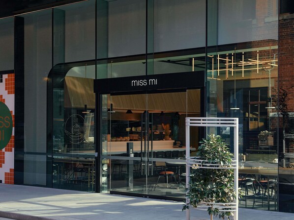 Der serveres morgenmad, frokost, aftensmad og asiatiske retter 