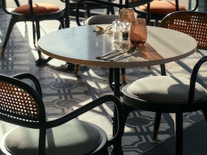 Se sirven desayunos, almuerzos y cenas; cocina asiática