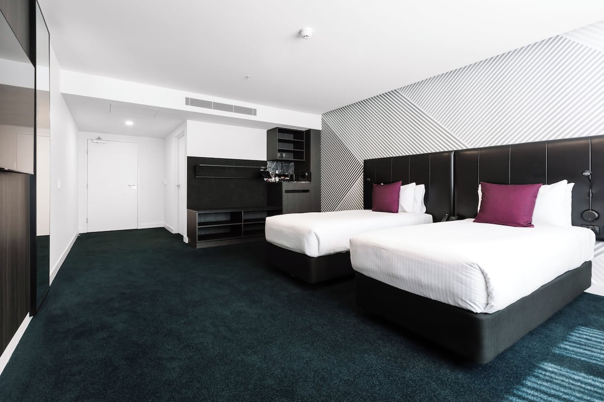 Habitación superior, 2 camas individuales, con acceso para personas discapacitadas | 1 habitación, ropa de cama de alta calidad y minibar