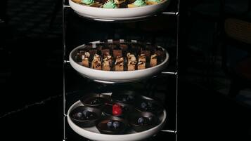 Una presentación de postres con múltiples bandejas de dulces variados.